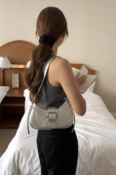 高級感あふれるシルバーショルダーバッグ【女性用・通勤・シンプルデザイン・トートスタイル】