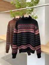レトロなジャカードデザインのハイネックニット