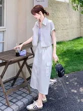 洗練されたデザインの短袖シャツとハイウエストスカートのコーディネート（セットアップ対応）