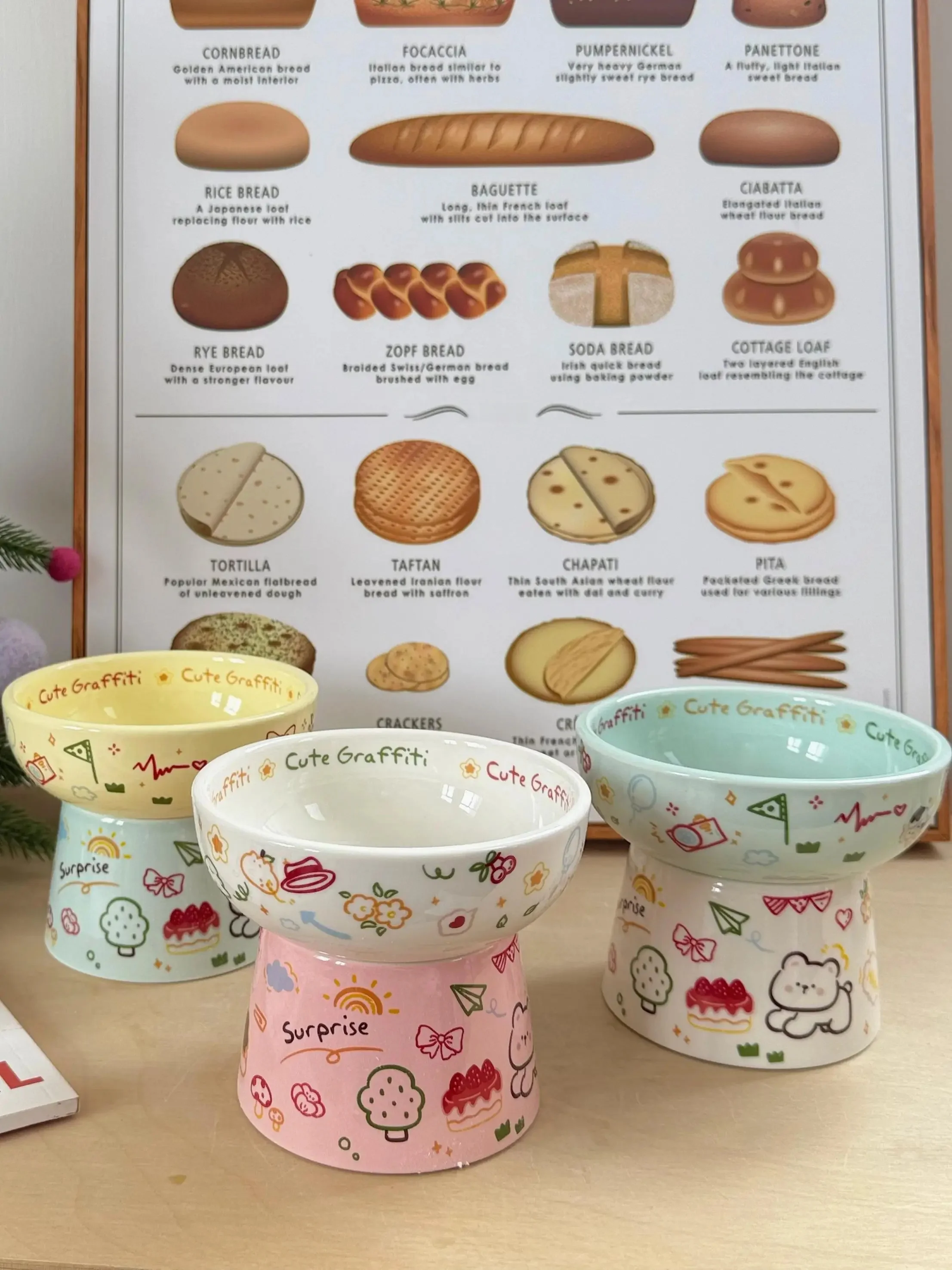 かわいい陶器製猫用食器：水飲み碗とフードボウルの高脚デザインが実用性を実現