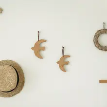 壁掛け オブジェ 木製 インテリア チェリー材 職人手作り 動物モチーフ ツバメ うさぎ リス 「Syukuart」