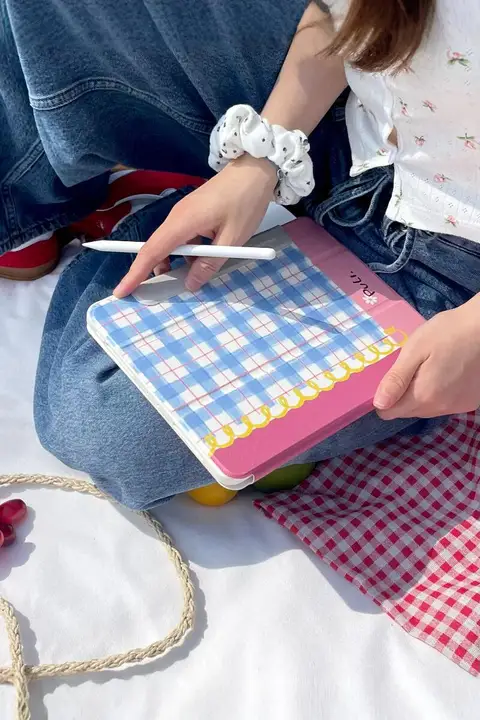 可愛いデザインのiPadケース【回転マグネット・チェック柄・ペンホルダー付き・アクリル製】