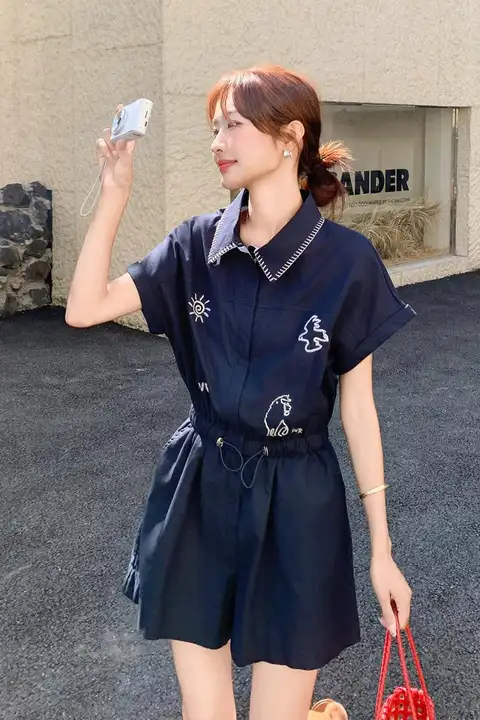 深い青色の刺繍入りオーバーオール風つなぎ服【ウエストシェイプ・ワイドレッグ・小柄向け】