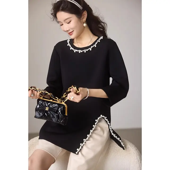 エレガントなデザインの黒Tシャツ【ビーズ装飾・大きいサイズ・春用】