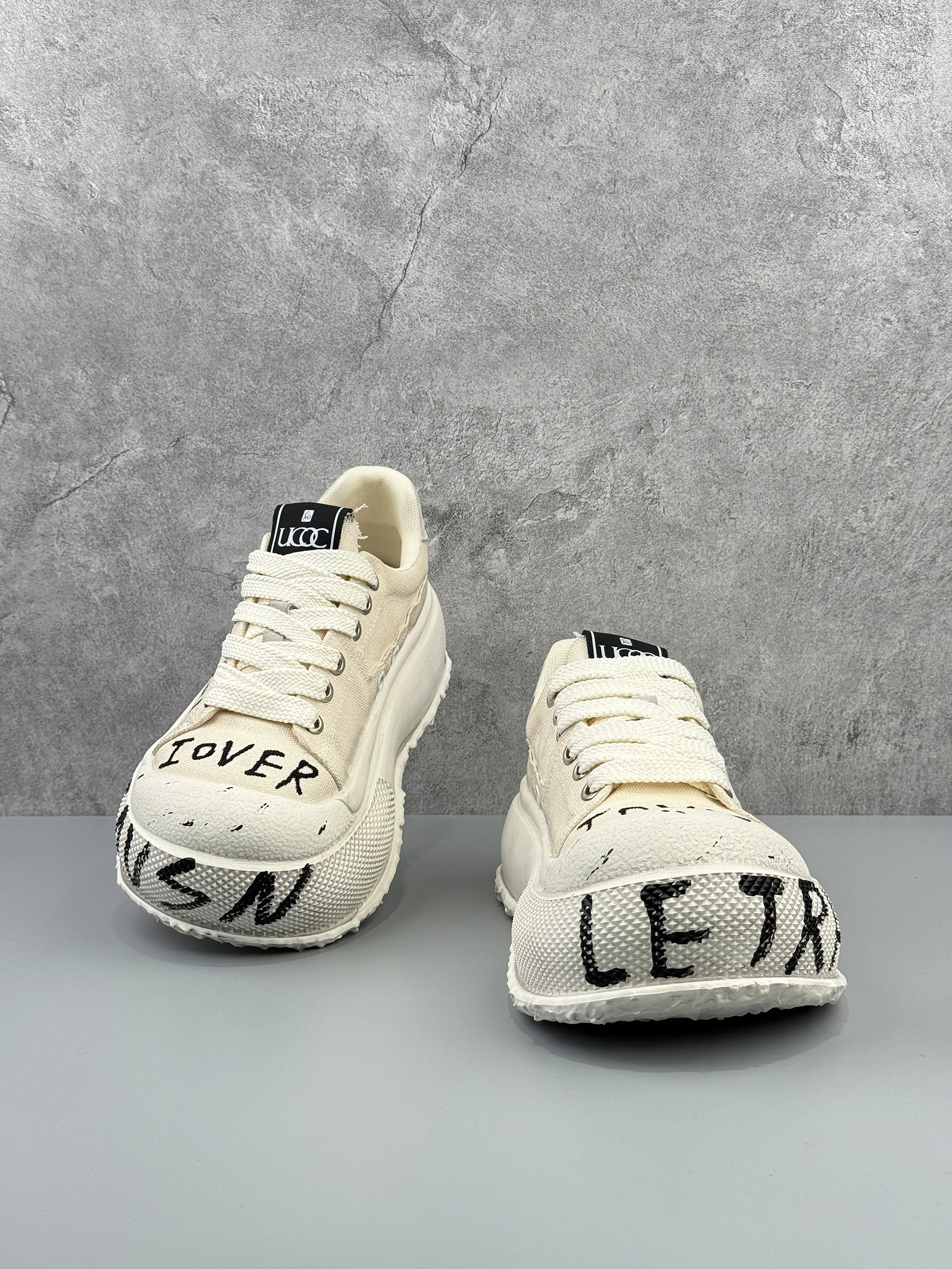10代の男子が選ぶストリート系ファッションブランドで、どうやってchunky sneakersを選ぶべきか？