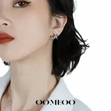 OOMEOO 天然貝殻の月型ピアス【ユニセックス・オリジナルデザイン・高級��感】