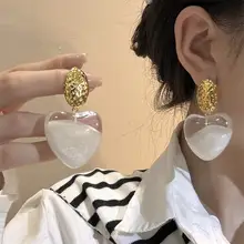 白色ハートデザインの大ぶりイヤリング【樹脂製・ユニークデザイン】