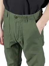 ミリタリーグリーンのコットン製スリムストレートハイウエストパンツ【レトロスタイル】