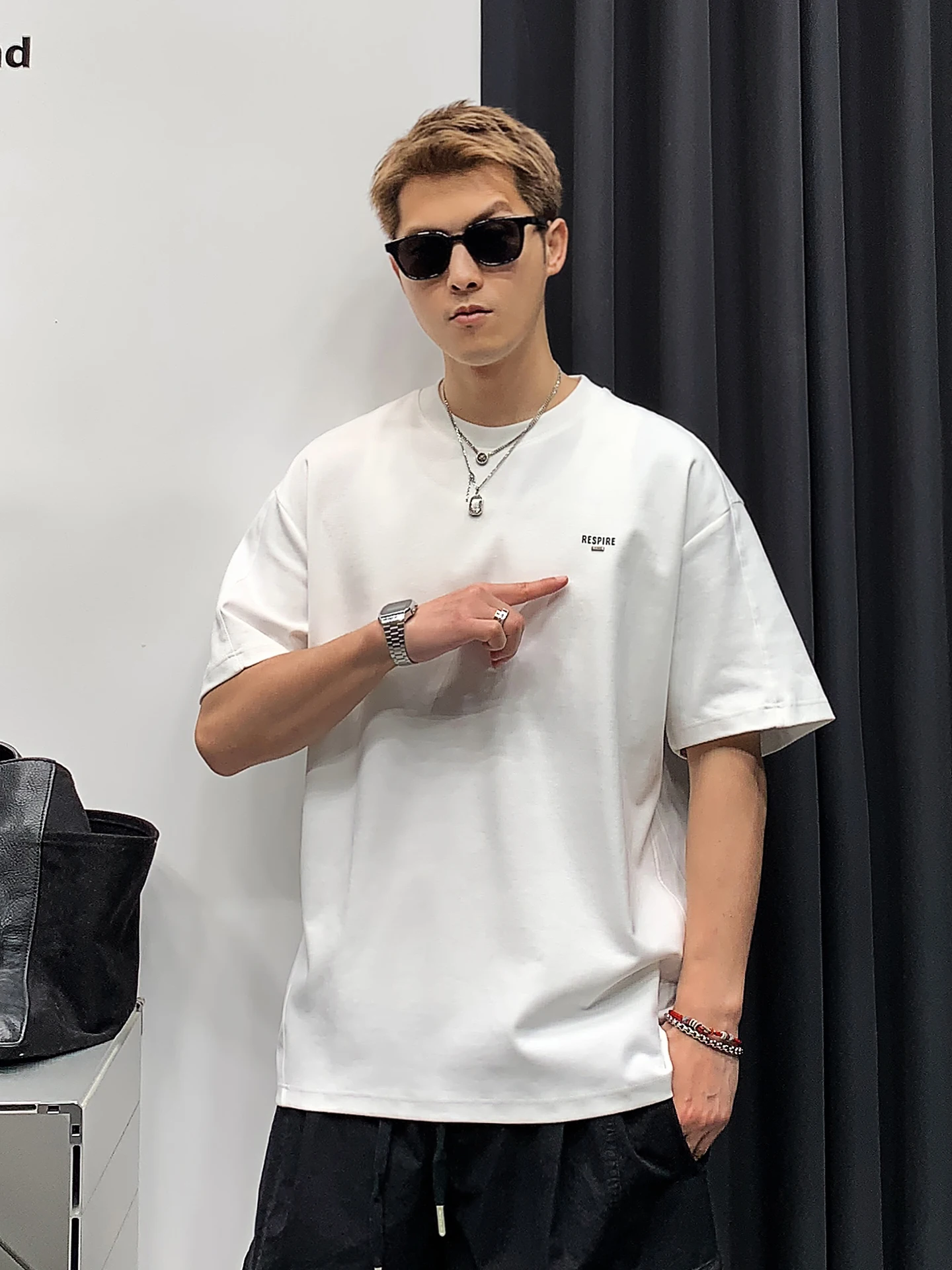 メンズTシャツはどんなデザインがおすすめ？シンプルなデザインが通勤や日常に最適な理由