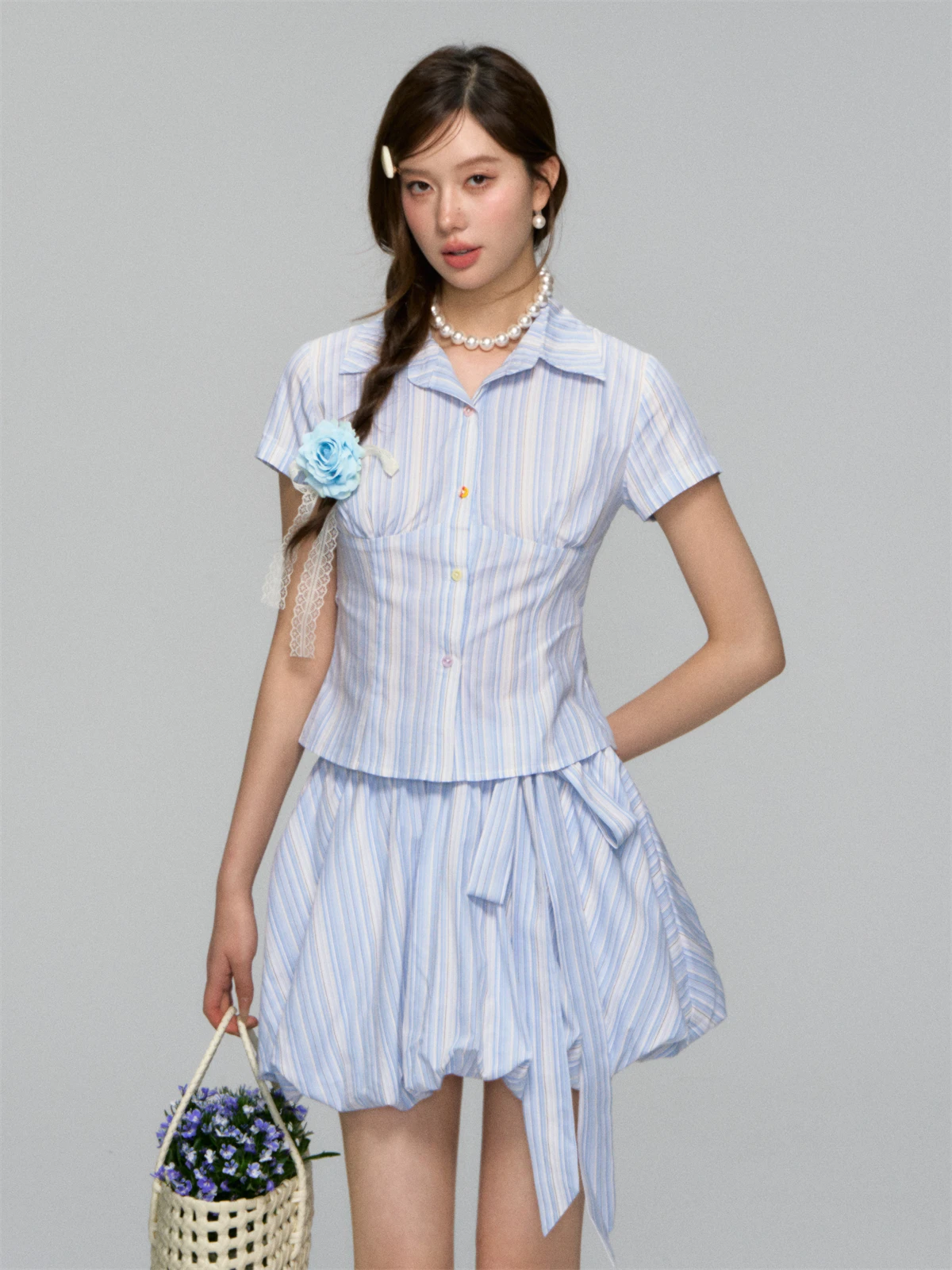 夏っぽい服ってどう選ぶ？ストライプとフラワーリボンが融合したセットアップが、なぜ今夏の定番になっているのか