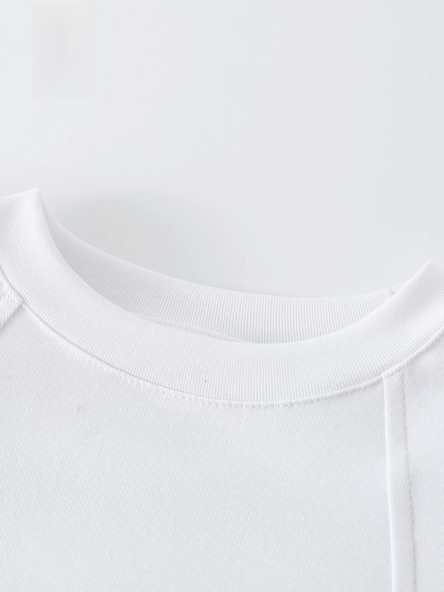 tシャツ メッシュ どんなもの？白色 クルーネック 半袖 Tシャツの実用性と使い方