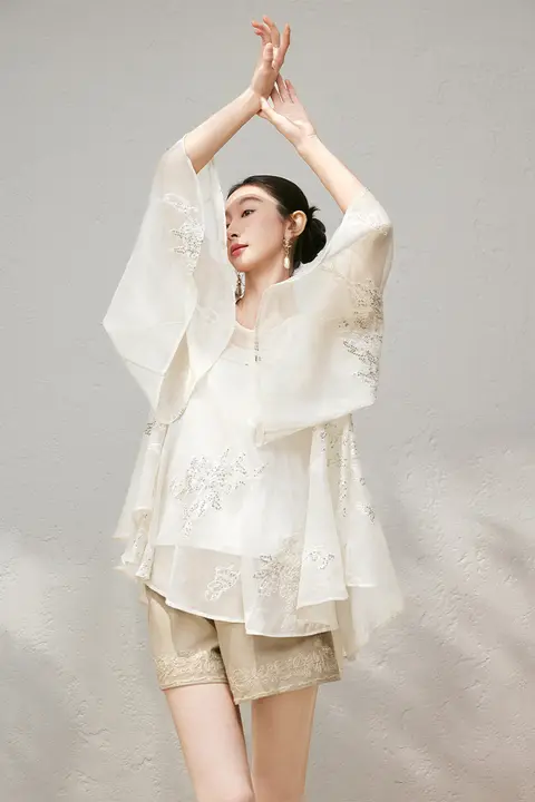 蝶の羽根刺繍の落ち肩フレアスリーブシフォンブラウス【ゆったりデザイン・インナーキャミソール付き】（セットアップ対応）