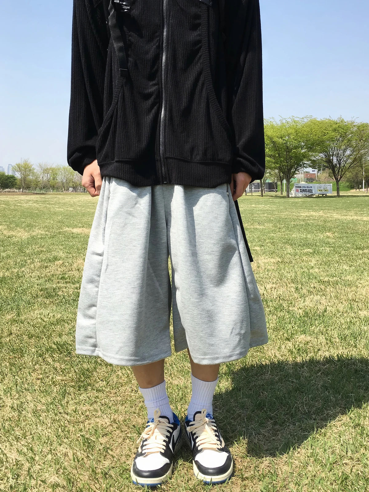 グレーコーデ メンズ 夏の着こなしに最適なハーフパンツ：798 Designの直筒ワイドレッグスタイル