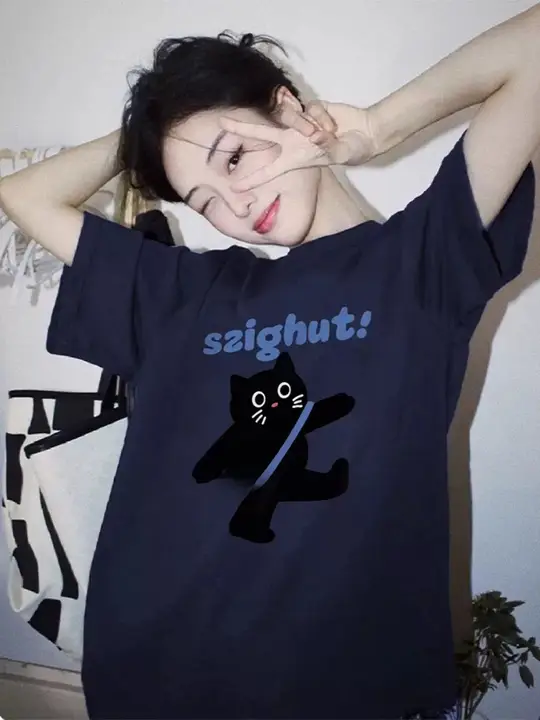 大人可愛いデザイン！カートゥーンキャットプリントのコットンTシャツ【ラウンドネック・半袖・濃紺・大きいサイズ】