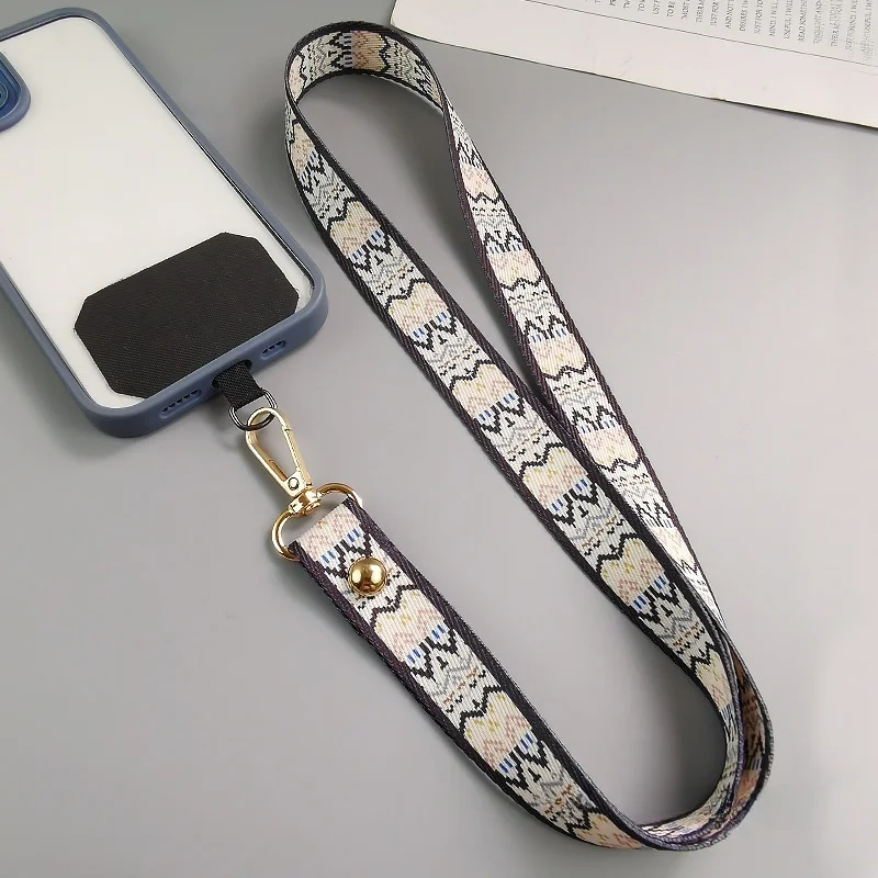 スマホショルダーストラップをどう選ぶ？女性向けの個性と機能のバランスが大切