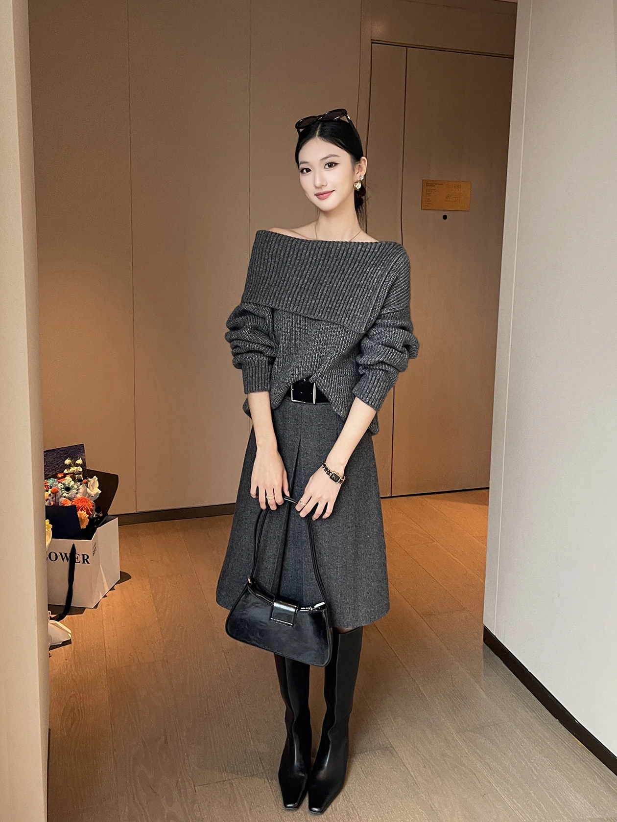 30代男性が好きな女性の冬の着こなしは、このグレーのプリーツウールスカートから始まる？