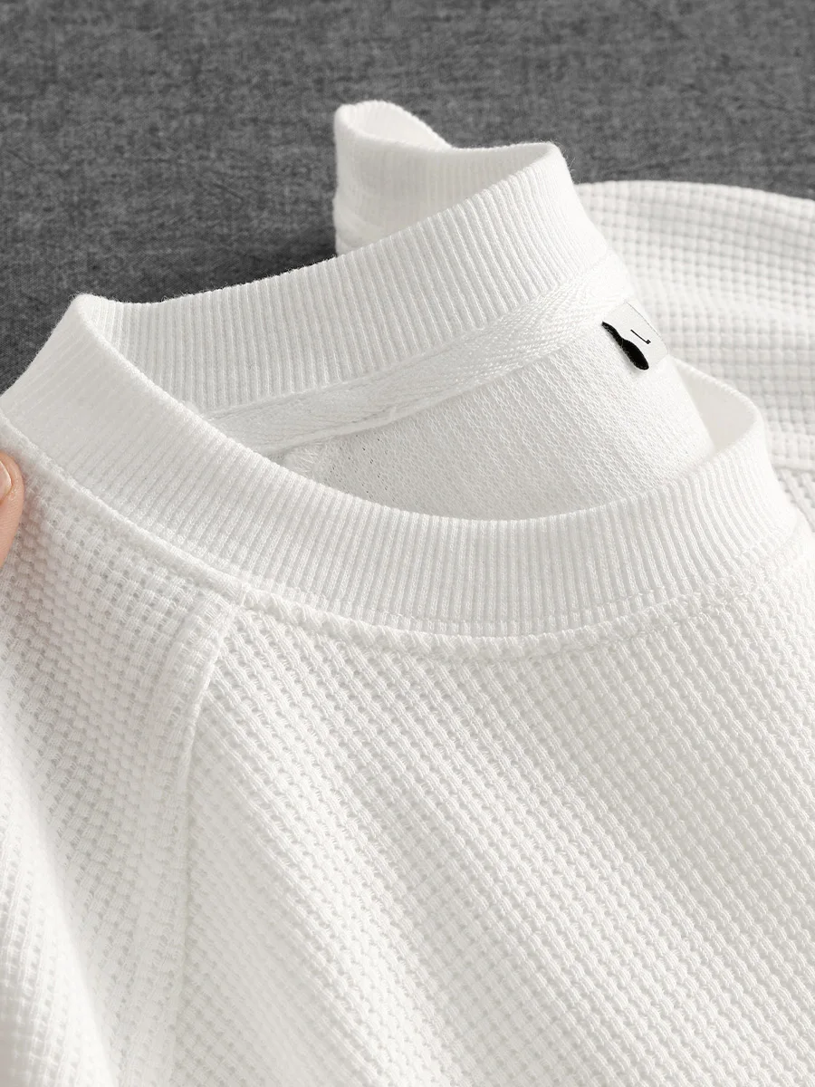純白の重厚ワッフル長袖Tシャツ：男女兼用のゆったりデザインが日常に届く