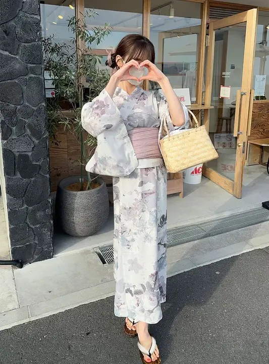 淡い花柄の二部式和服ドレス【伝統的デザイン・花火大会向け】（セットアップ対応）