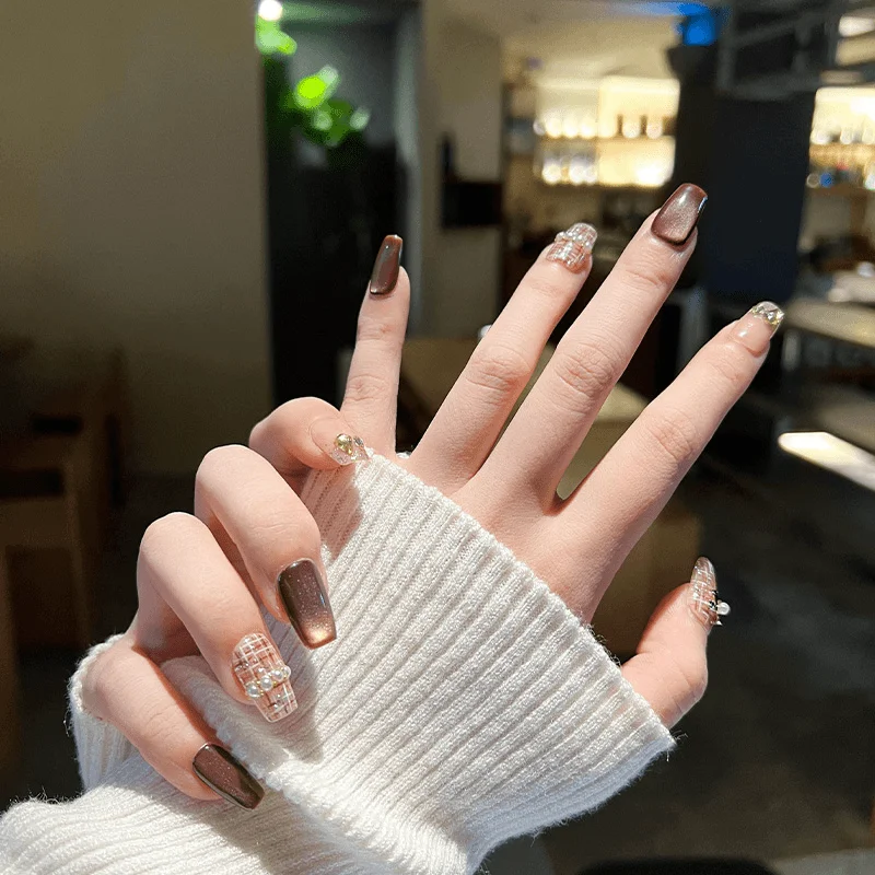 手作りの猫目デザイン爪シール【カフェオレ色・パールチェック・短め・学生・妊婦対応】（セットアップ対応）