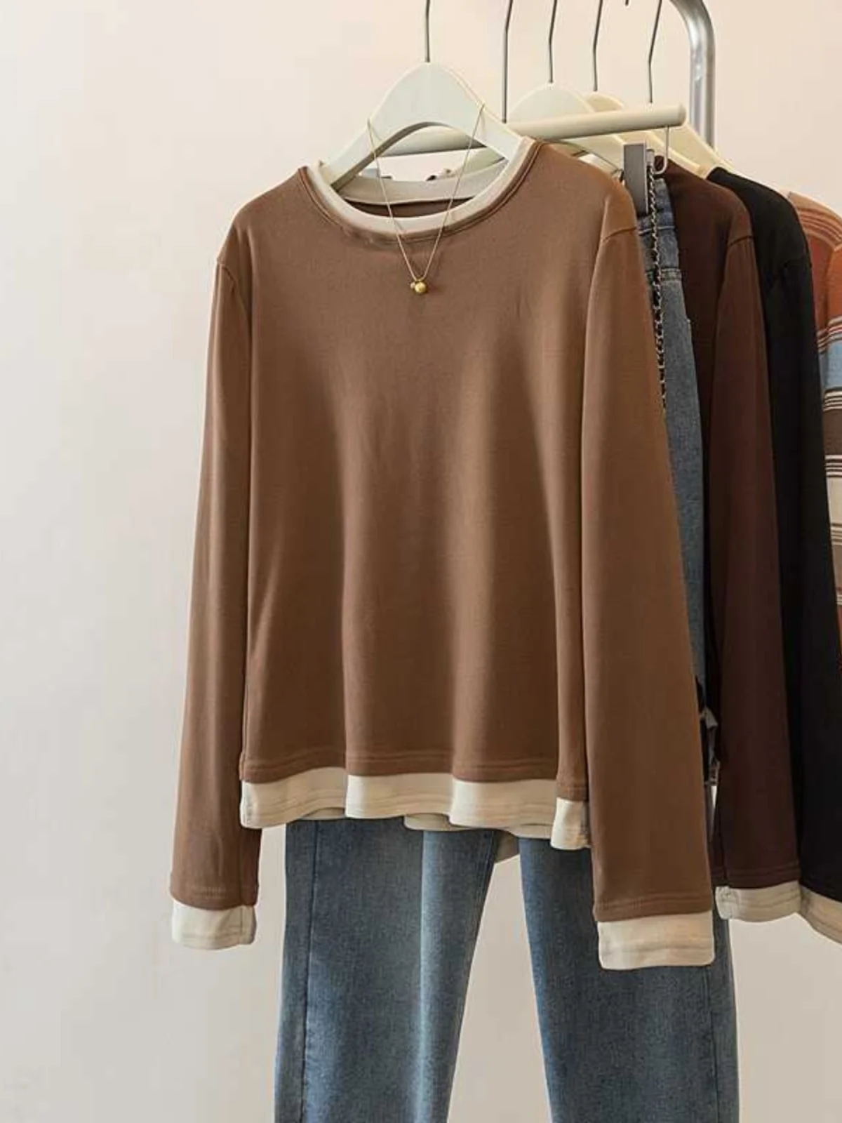 ロンティー重ね着：散来長袖Tシャツの通勤シーンでの実用性と着用方法