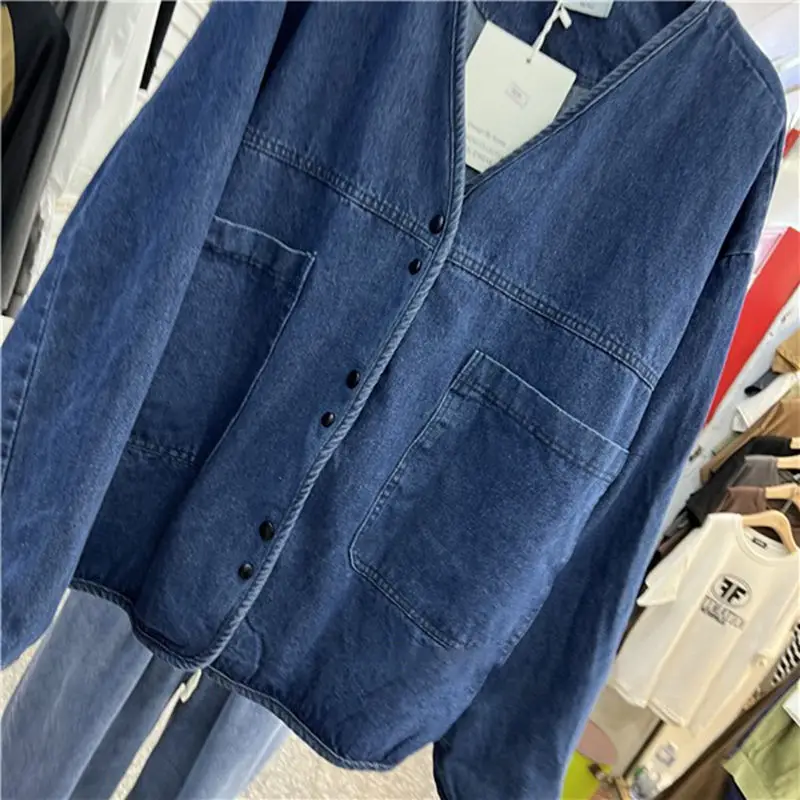 デニムジャケット コーデ 完全ガイド｜Vネックロングスリーブで春秋の日常を整える