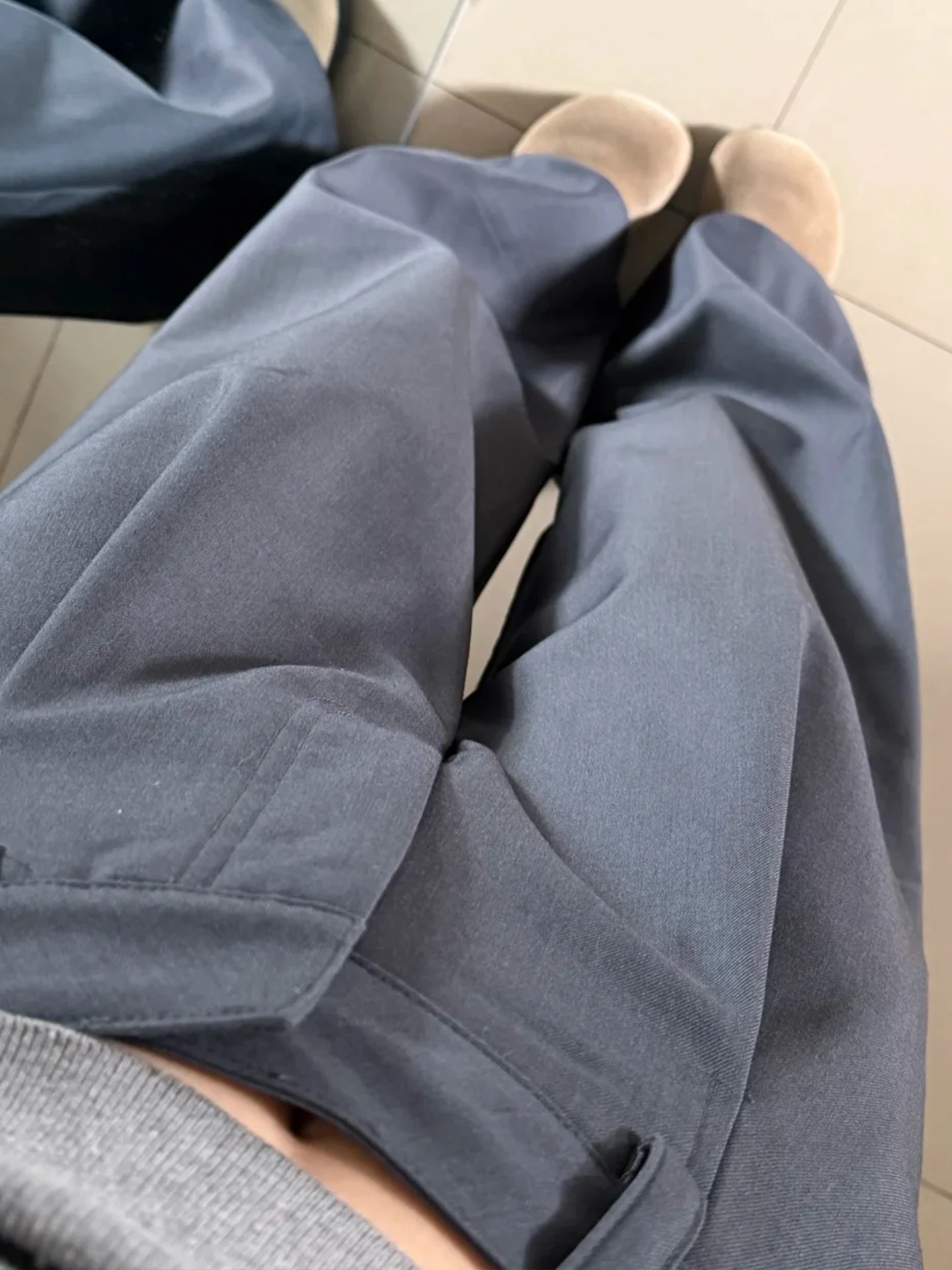 グレーのワイドレッグパンツ：長めの丈と直筒シルエットが日常に合う理由