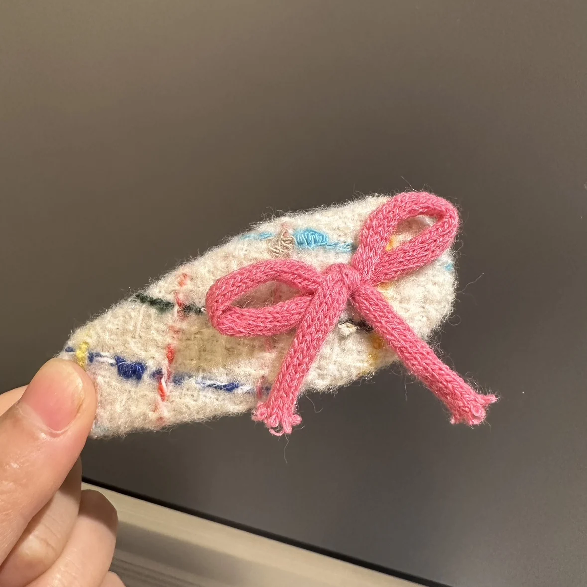 ピンク色リボンヘアクリップ：少女向けかわいいデザインの前髪固定に最適なアイテム