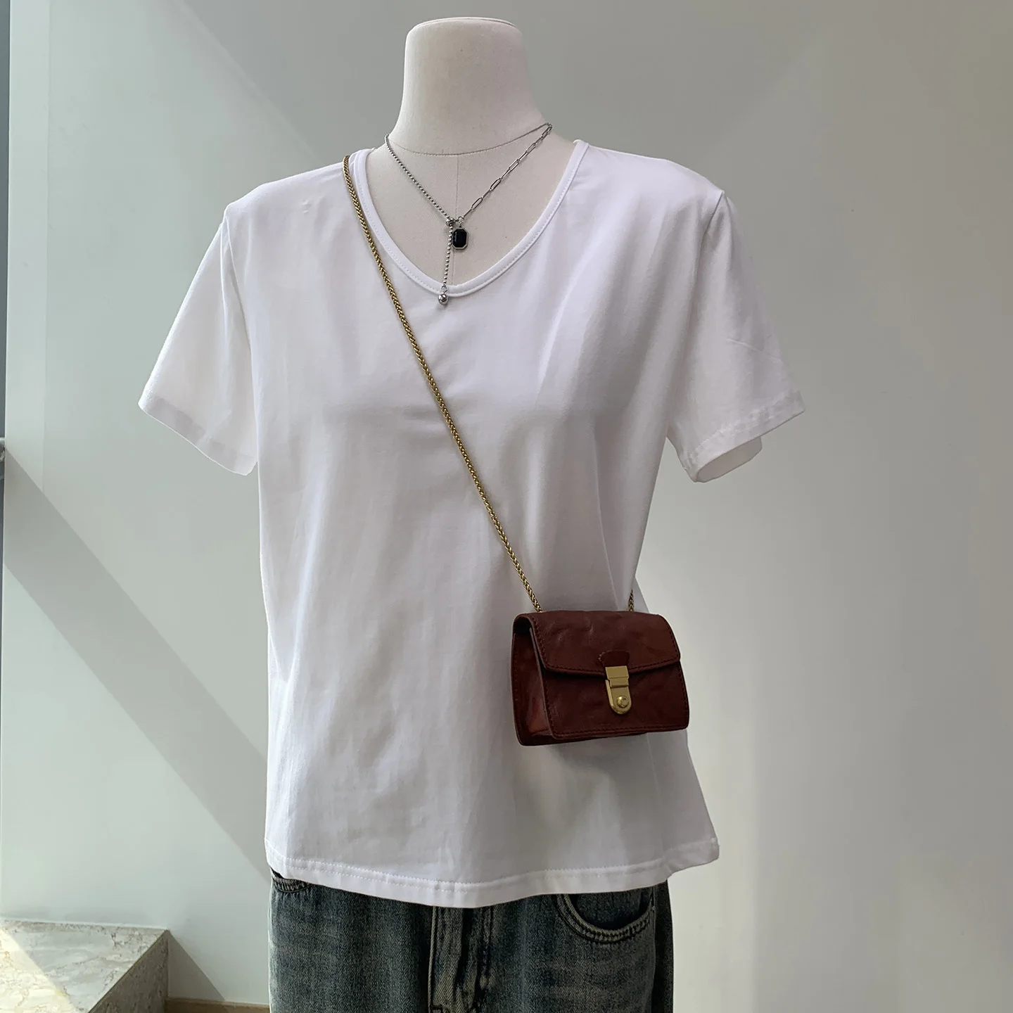 白Tシャツ 一枚で着る どうやって着るの？通勤風のシンプルさが、夏の日常を救うアイテムとは