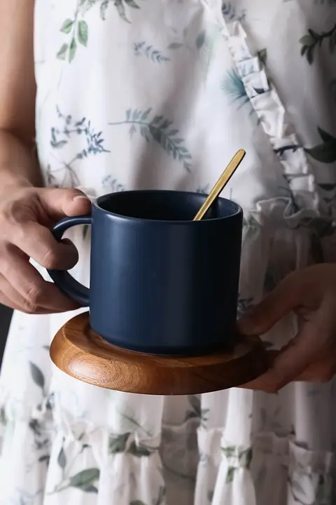 シンプルなデザインの陶器製マグカップ【カップ・スプーン付き・カフェスタイル】