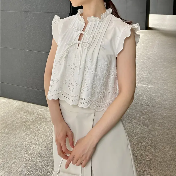清爽なデザインのコットン刺繍シャツ【フレンチスタイル・レーススリーブ】