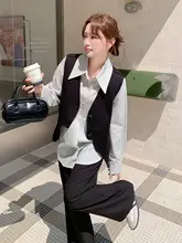 ストライプシャツとブラックスーツベスト、ワイドパンツの春夏向けコーディネート（セットアップ対応）