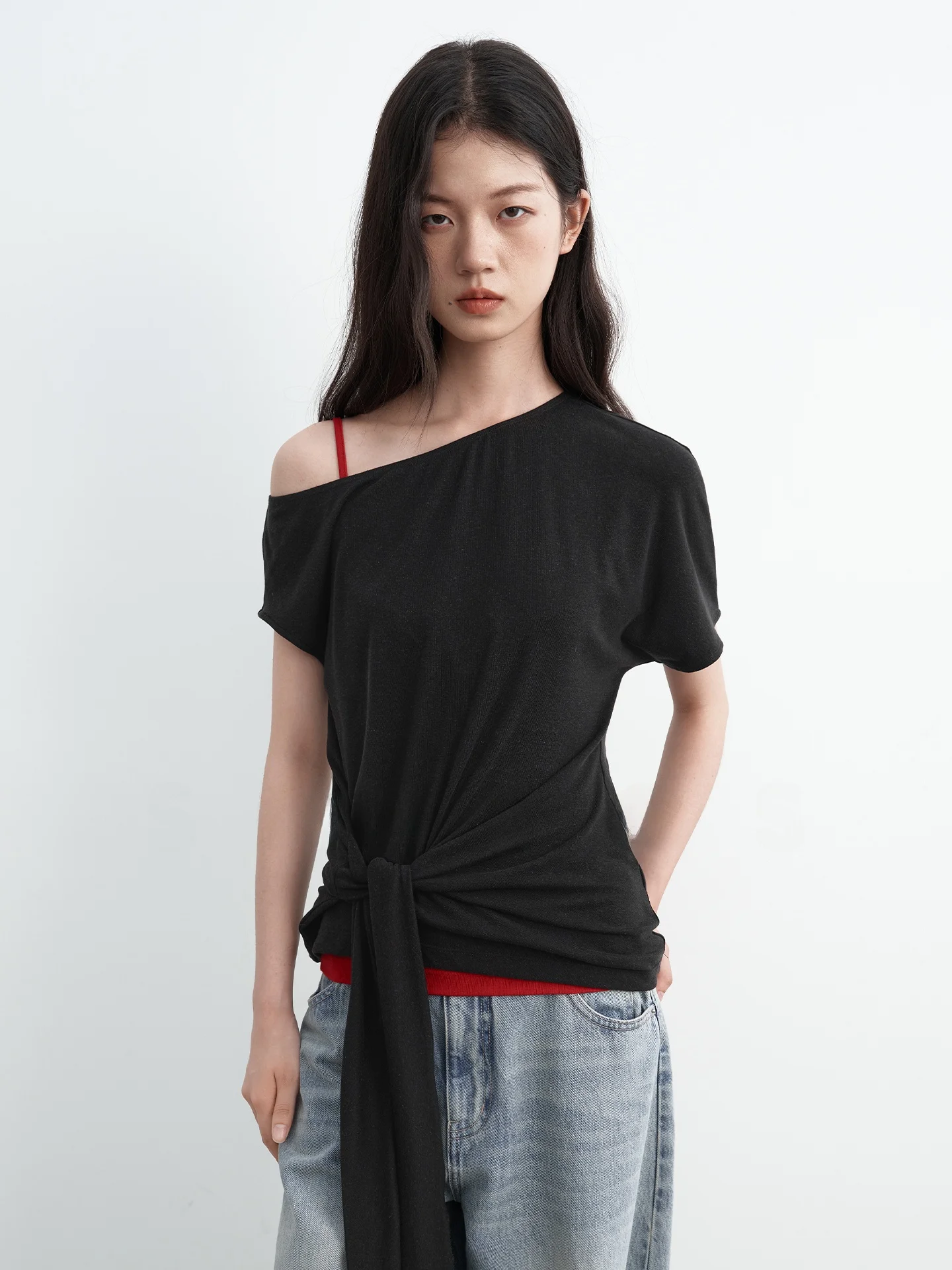 斜めに結んだ不対称ショルダーTシャツ：夏の通勤コーデでシンプルにオシャレを実現