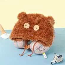 可愛いカートゥーンデザインのぬいぐるみ【小熊・立体バックパック・帽子付き】