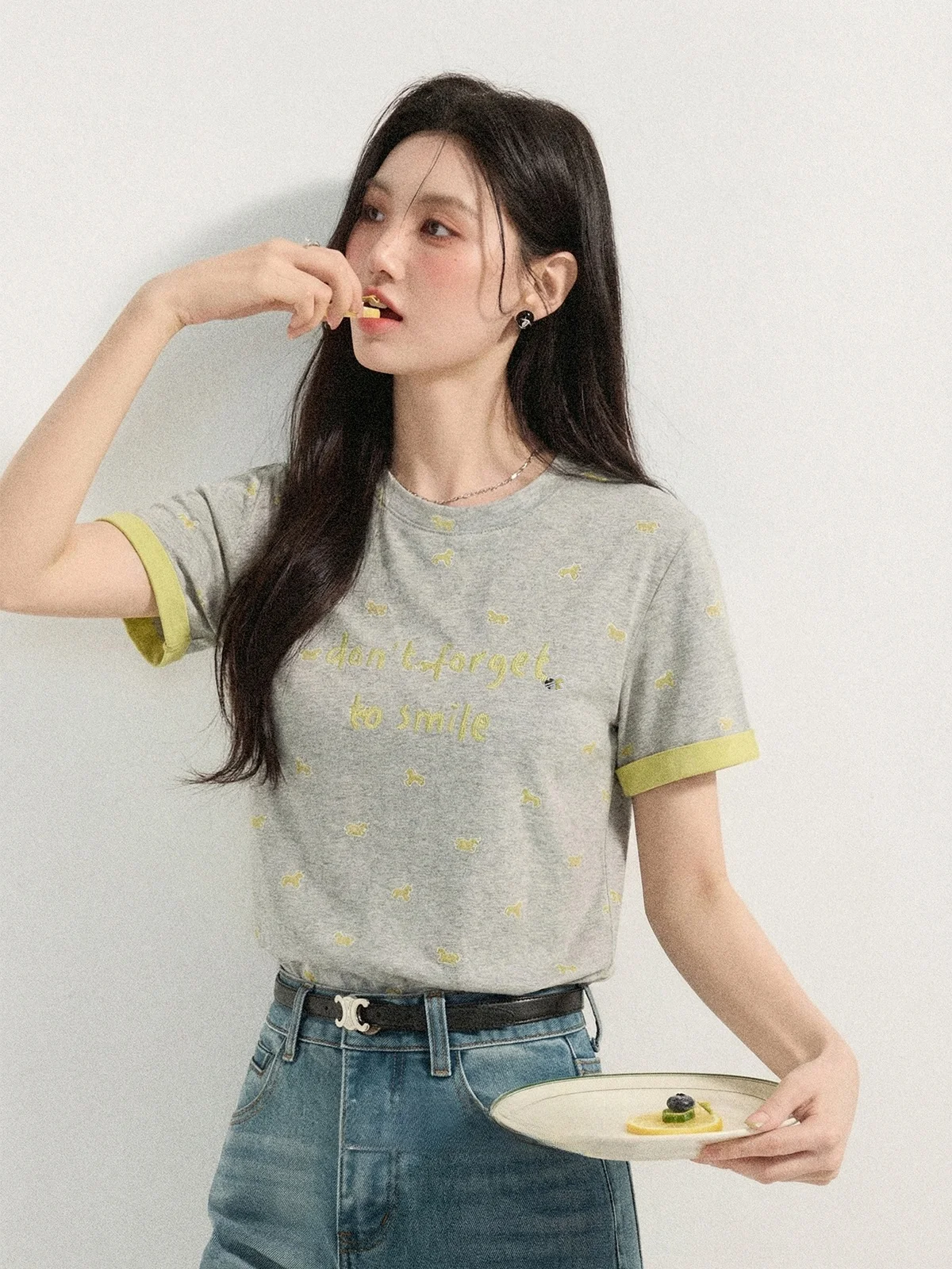 デザインにこだわったグレーTシャツで、日常のスタイルをどう変える？