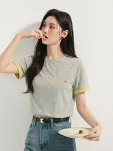 デザイン性に優れたグレーのラウンドネックTシャツ【女性用・ロゴプリント・半袖・カラーブロック】