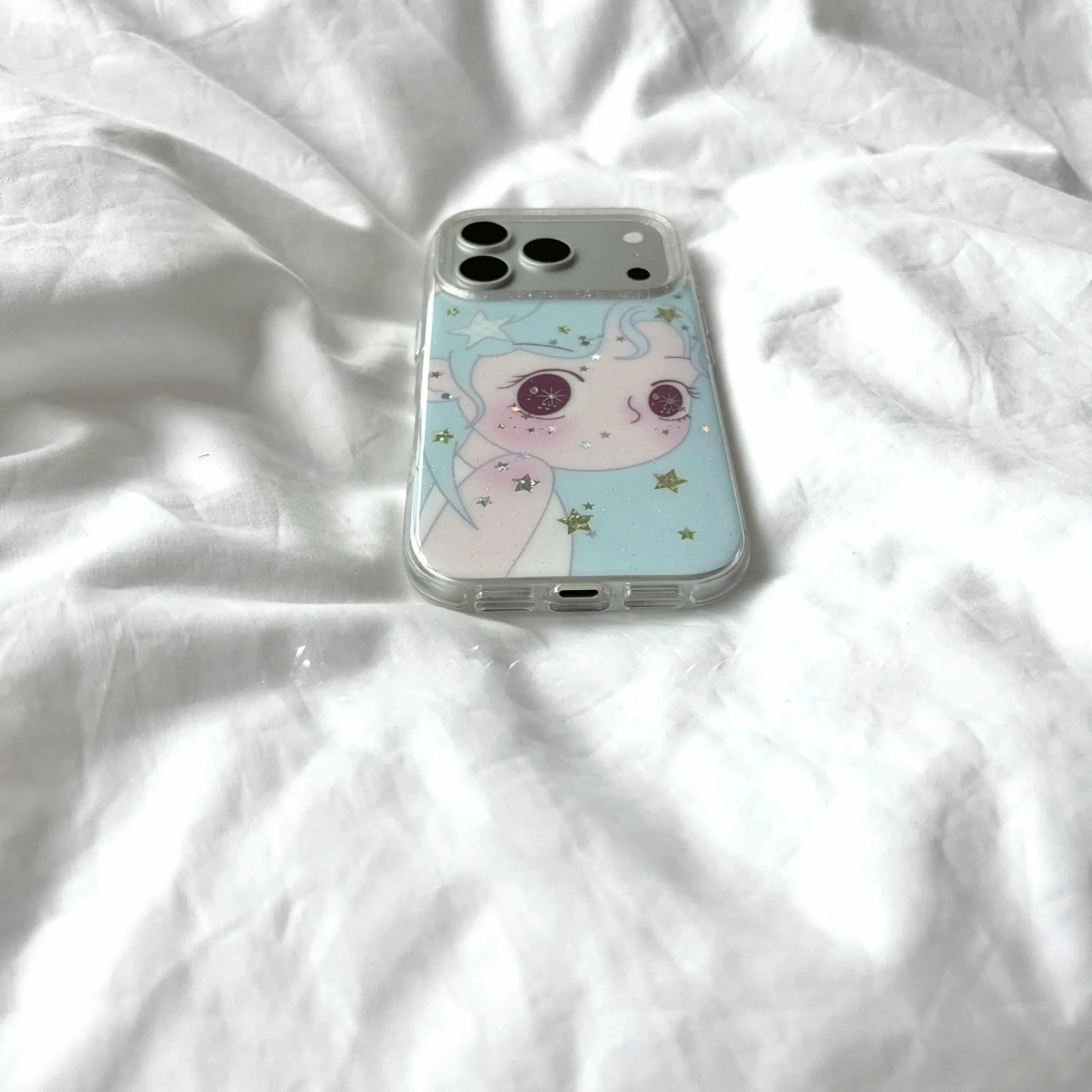 青い髪の大きな目を持つ女の子のスマートフォンケース：ポップイラストかわいいスタイルの実用性と設計原理