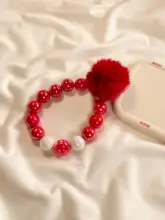 スマートフォン用赤いファー玉付きストラップ【DIYビーズ・ハンドチェーン・カメラ用・高級感あるデザイン 】