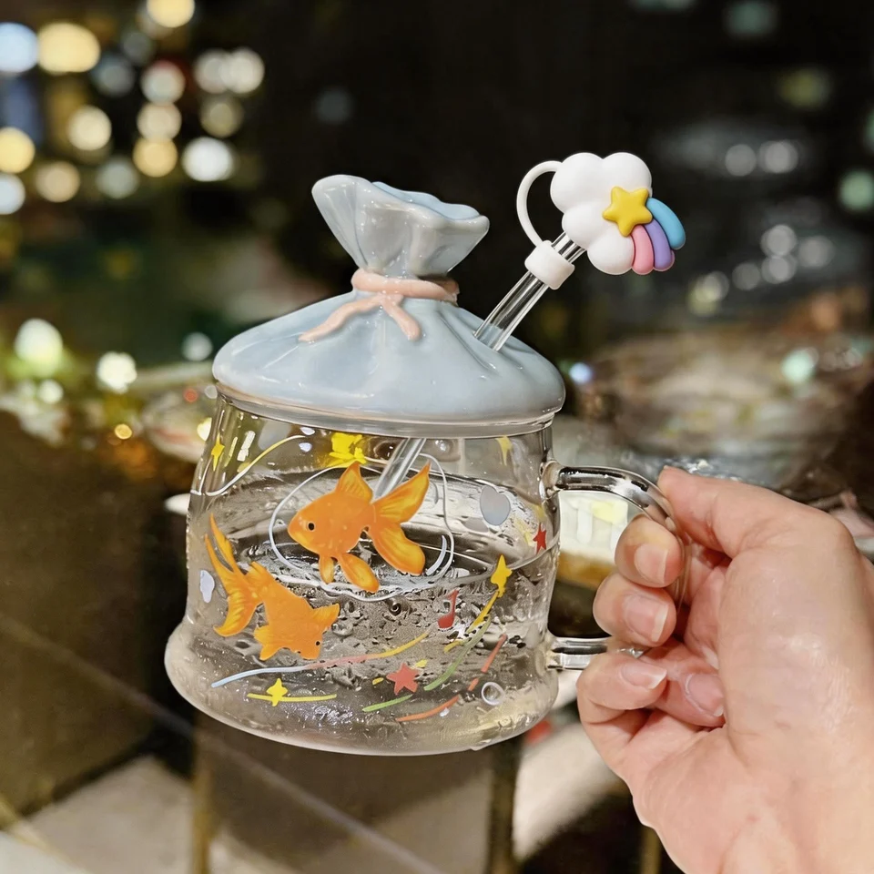 可愛らしい金魚デザインの高硼硅ガラス製ウォーターカップ【ふた付き・女性向け・精巧でおしゃれ】