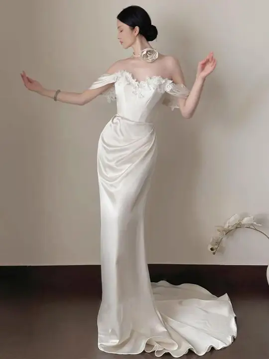 エレガントなオフショルダー軽婚纱【サテン風・レース・フィッシュテールデザイン】