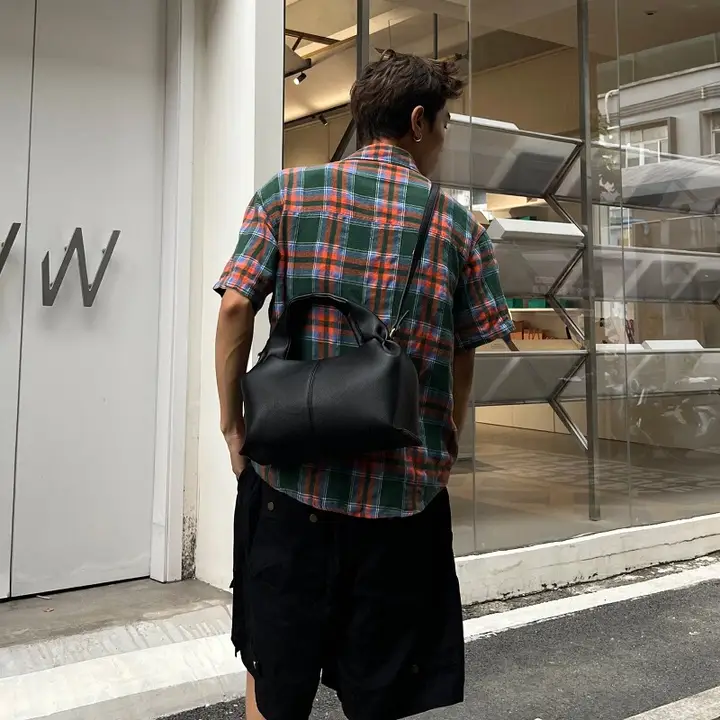 高級感あるレザーショルダートートバッグ【ユニセックス・通勤・ボストン型・スタイリッシュデザイン】