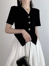 シンプルで洗練されたデザイン！黒のVネック半袖ブラウス【フィット感・カジュアル・夏用】