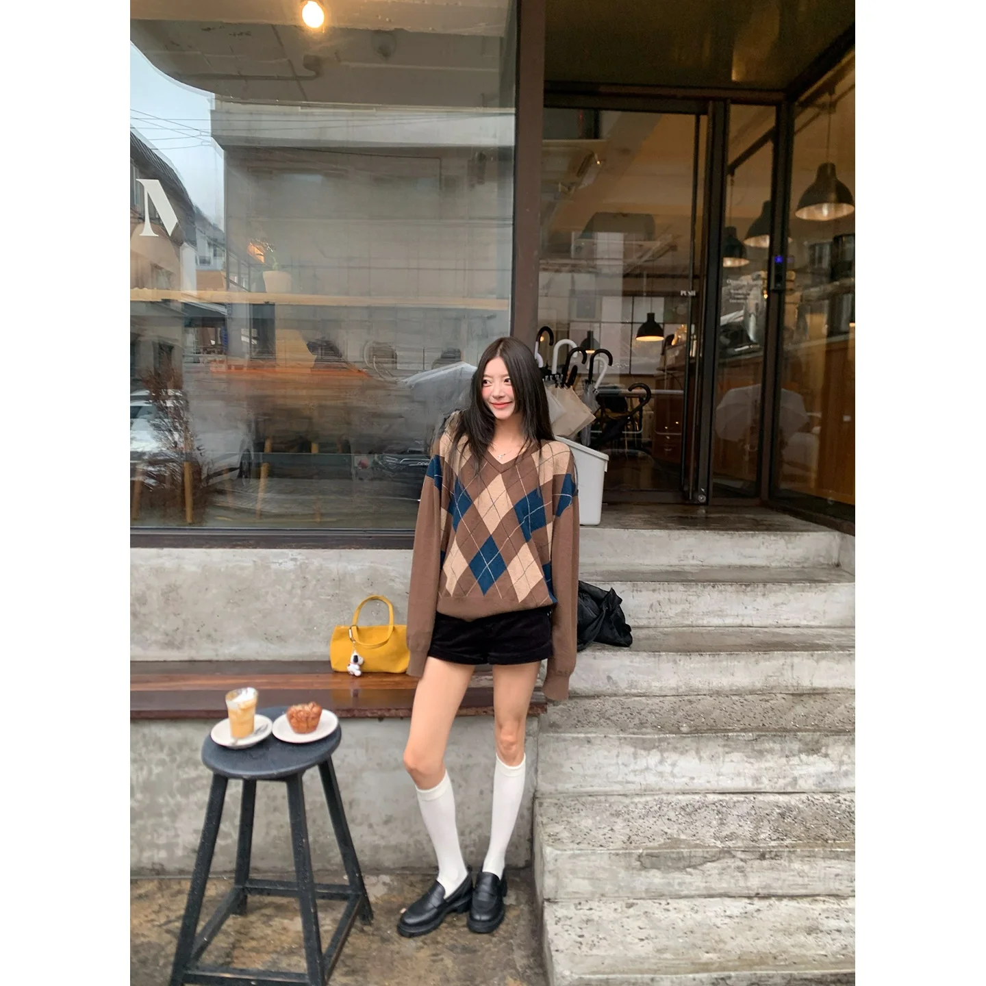 だぼっとしたズボン レディース どうやって着るの？カラフルなコーデュロイショートパンツで解決する3つのスタイル