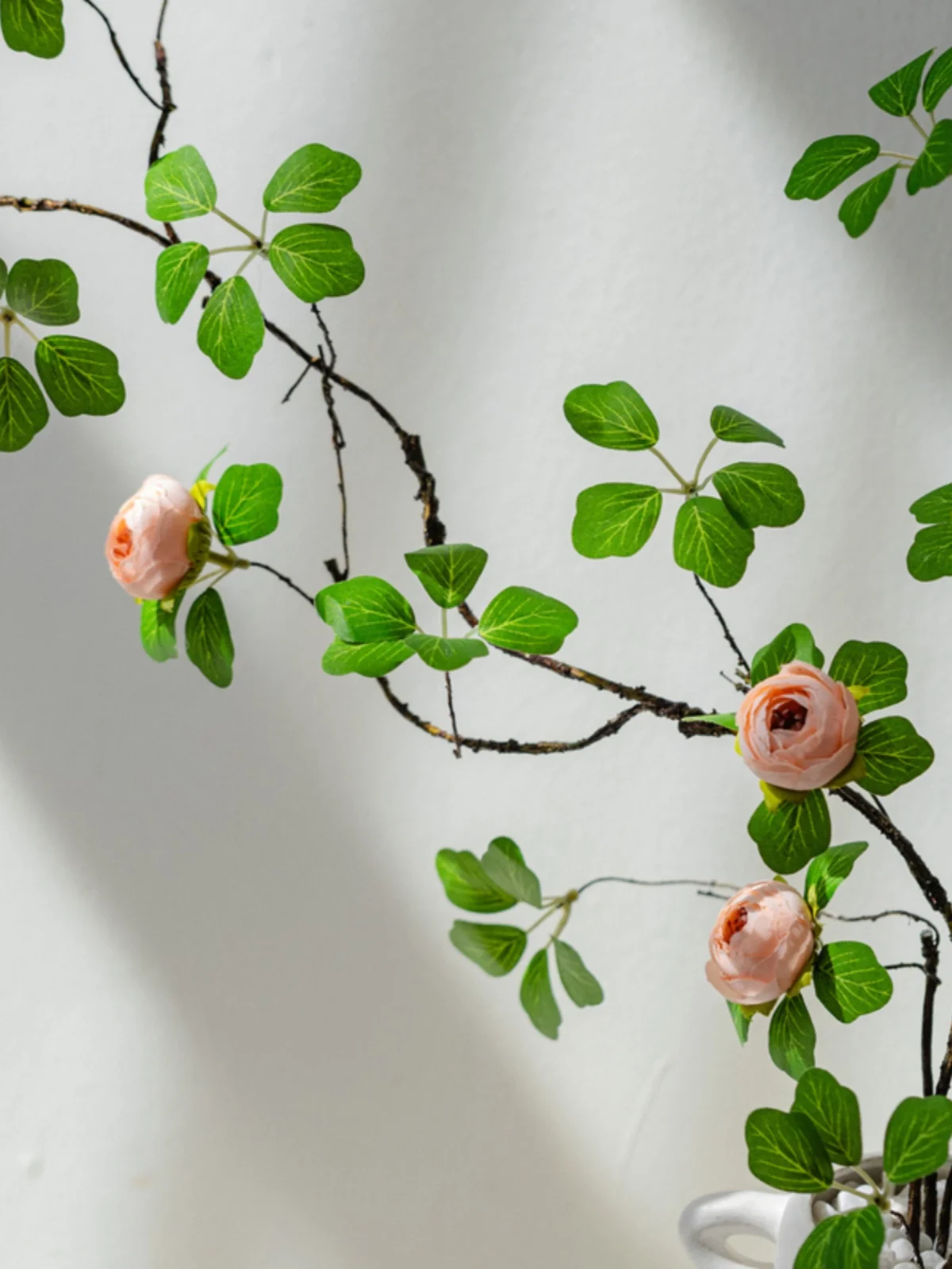 リアルな高枝サンチャ花のつぼみの花束：大型フェイク観葉植物としての実用性とシーン適用