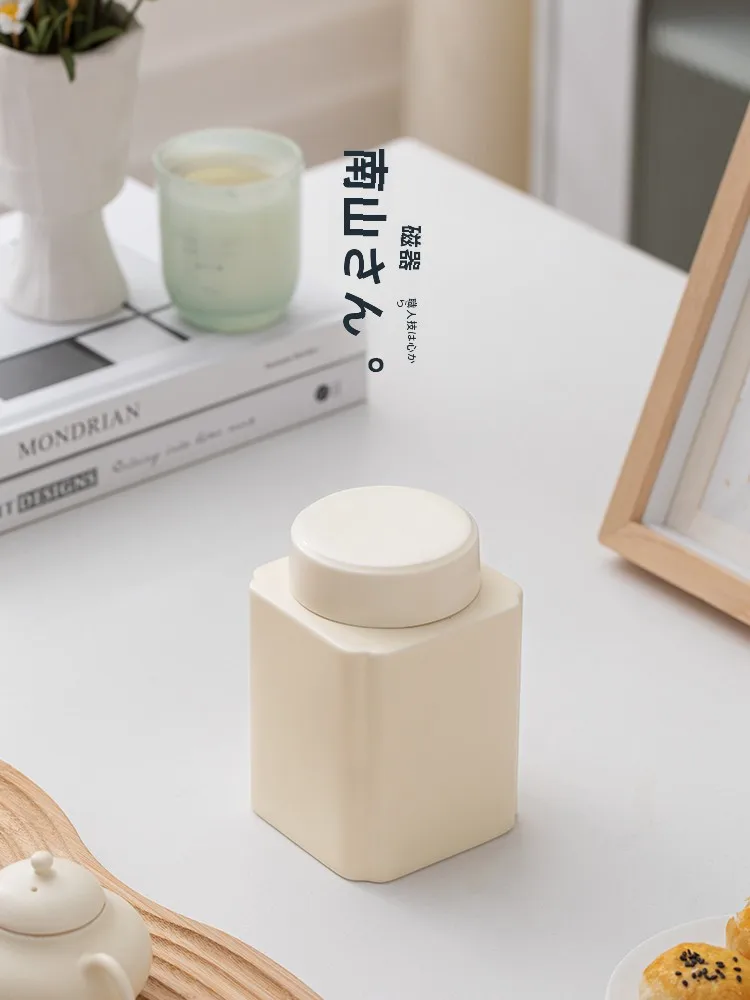 100均保存容器と比べて、陶製の茶葉保存容器は本当に価値があるのか？
