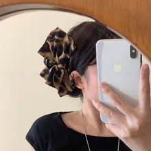 レトロスタイルの大きなヒョウ柄ヘアクリップ【おしゃれなアップスタイル用】