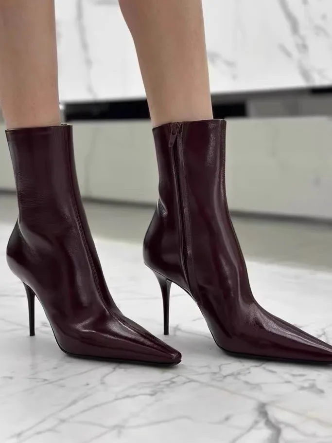 タイトスカート ブーツ おすすめモデル：女性用トゥ型ハイヒールショートブーツの実用性とデザイン解析