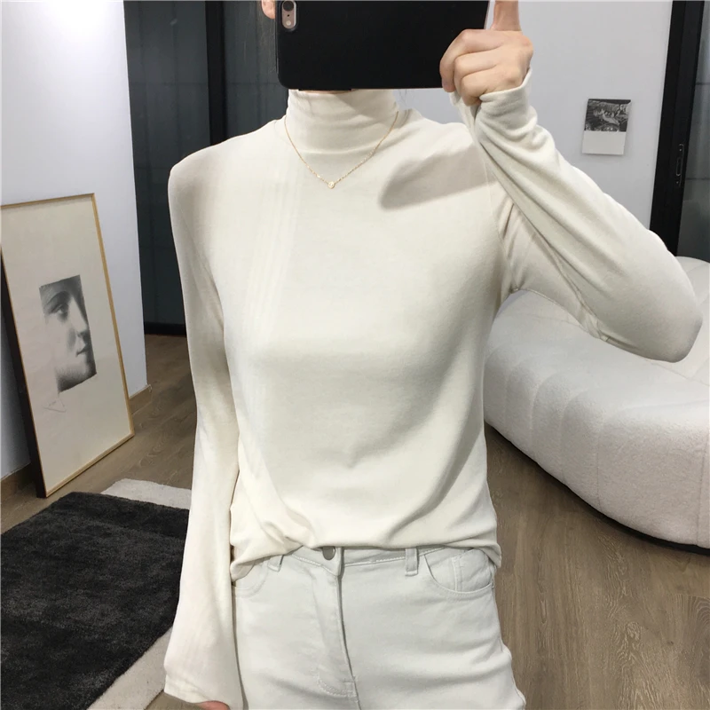 大人可愛いの本質とは？ハイネックTシャツで自然な美しさを実現