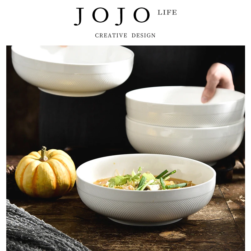 白色の陶器製グリッドサラルボウル：シンプルデザインでサラダ・麺料理を効率的に