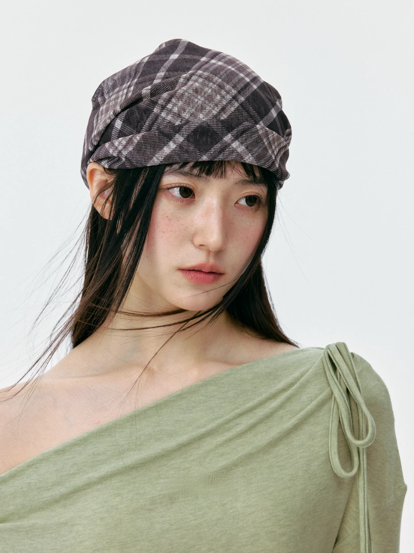 文芸的なヴィンテージチェック柄キャップ：春夏のストリートスタイルで小顔効果を実現