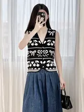 ブラックホワイトのコントラスト編みVネックベスト【ショート丈・ノースリーブ・ニットトップス】（セットアップ対応）